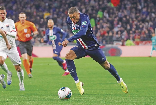 Kyllian Mbappé se lesionó en el entrenamiento de este lunes con un fuerte golpe en el pie. Kyllian Mbappé se lesionó en el entrenamiento de este lunes con un fuerte golpe en el pie.