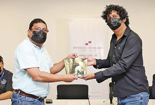 'Sucede que me canso de ser hombre', de Javhier Romero Hernández, fue la obra de teatro que el jurado escogió porque desarrolla con plenitud de recursos teatrales una historia íntima que crece poco a poco hasta abarcar un conflicto de identidad nacional, según MiCultura. 'Sucede que me canso de ser hombre', de Javhier Romero Hernández, fue la obra de teatro que el jurado escogió porque desarrolla con plenitud de recursos teatrales una historia íntima que crece poco a poco hasta abarcar un conflicto de identidad nacional, según MiCultura.