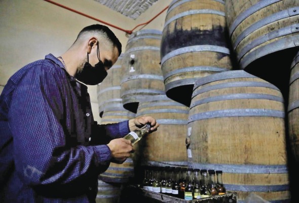 Proceso de envasar el tequila en la fábrica El Cascahuin Proceso de envasar el tequila en la fábrica El Cascahuin