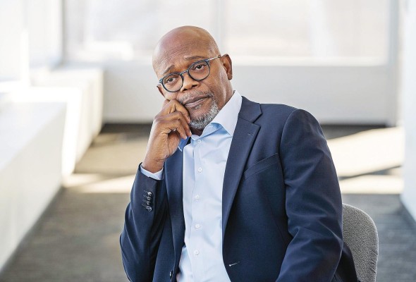 Samuel L. Jackson rescata parte de la cinta al brindar respuestas propias frente a los eventos de 2020, con su humor seco característico. Samuel L. Jackson rescata parte de la cinta al brindar respuestas propias frente a los eventos de 2020, con su humor seco característico.