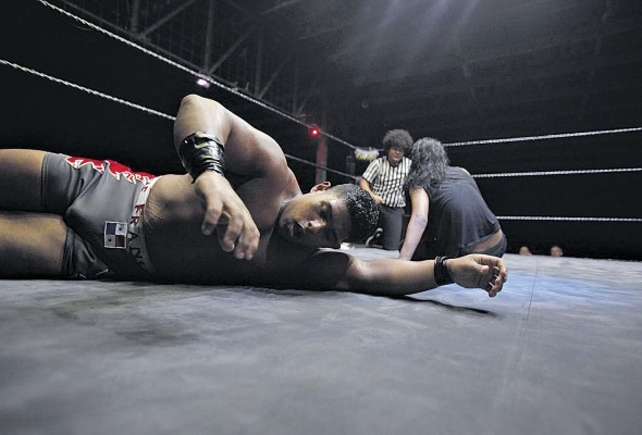 Deimos enfrenta a Crush durante una competencia de lucha libre Deimos enfrenta a Crush durante una competencia de lucha libre