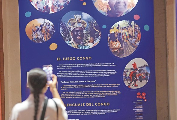 En la parte externa de la aduana se han instalado paneles con información sobre algunos temas de la historia de Portobelo. En la parte externa de la aduana se han instalado paneles con información sobre algunos temas de la historia de Portobelo.
