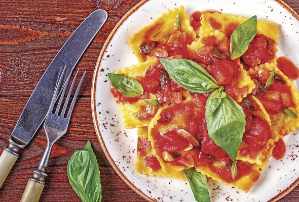 Raviolis de carne con tomate y queso, una receta fácil que se hace en menos de una hora. Raviolis de carne con tomate y queso, una receta fácil que se hace en menos de una hora.