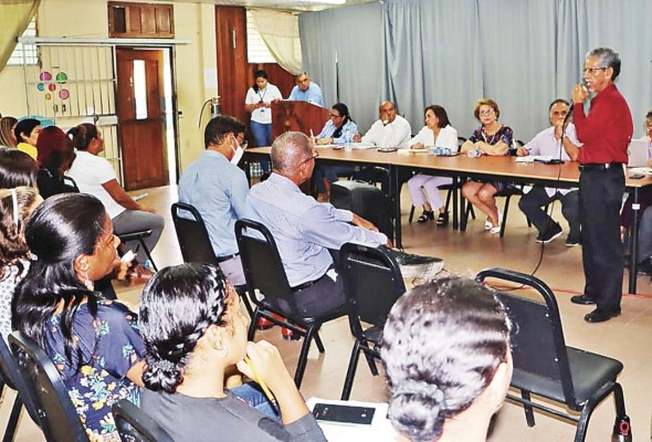 El Meduca y la comunidad educativa del Pinate se reunieron este miercoles para conocer los resultados del informe realizado por la UTP y el Sinaproc. El Meduca y la comunidad educativa del Pinate se reunieron este miercoles para conocer los resultados del informe realizado por la UTP y el Sinaproc.