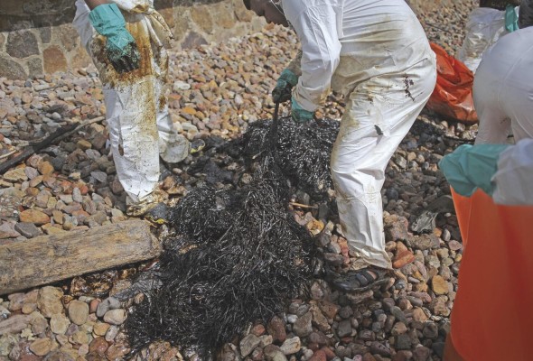 Un equipo de limpieza ha retirado material oleoso de la costa. Un equipo de limpieza ha retirado material oleoso de la costa.