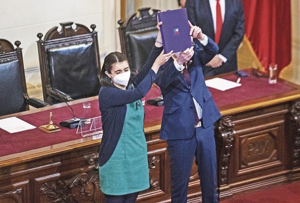 El punto final se pondrá el próximo 4 de septiembre con otro referéndum que determinará si Chile se queda con la nueva carta magna o si mantiene la actual. El punto final se pondrá el próximo 4 de septiembre con otro referéndum que determinará si Chile se queda con la nueva carta magna o si mantiene la actual.