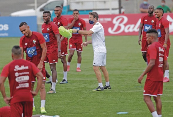 Imagen de archivo del director técnico Thomas Christiansen (c) mientras dirige un entrenamiento en la selección de fútbol de Panamá. Imagen de archivo del director técnico Thomas Christiansen (c) mientras dirige un entrenamiento en la selección de fútbol de Panamá.