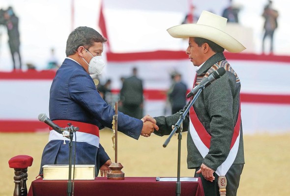 El recién investido presidente peruano Pedro Castillo (d), mientras celebra con Guido Bellido luego de elegirlo como primer ministro de su gobierno. El recién investido presidente peruano Pedro Castillo (d), mientras celebra con Guido Bellido luego de elegirlo como primer ministro de su gobierno.