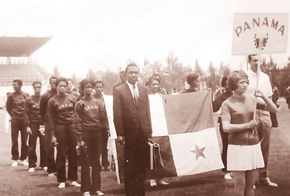 Martínez (Izq.) aparece al frente del equipo de atletismo panameño, que participó en el torneo de México en 1969. El grupo lo encabeza el delegado Samuel Mowatt. Martínez (Izq.) aparece al frente del equipo de atletismo panameño, que participó en el torneo de México en 1969. El grupo lo encabeza el delegado Samuel Mowatt.