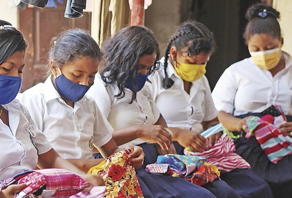 Dos de cada cinco niñas dejan de ir a sus centros educativos al menstruar. Dos de cada cinco niñas dejan de ir a sus centros educativos al menstruar.