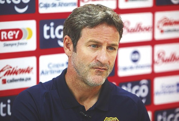 Christiansen se define como un trabajador del fútbol, un entrenador que ha llegado a Panamá con mucha ilusión, con ganas de dejar un legado. Christiansen se define como un trabajador del fútbol, un entrenador que ha llegado a Panamá con mucha ilusión, con ganas de dejar un legado.