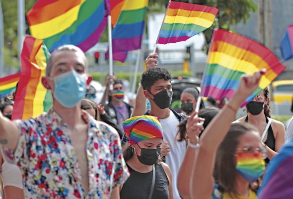 El arcoiris predominó en banderas, pañoletas y mascarillas. El arcoiris predominó en banderas, pañoletas y mascarillas.