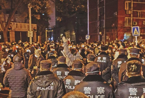 Parte de lo vivido durante las protestas del pasado 27 de noviembre en Urumqi, China. Parte de lo vivido durante las protestas del pasado 27 de noviembre en Urumqi, China.