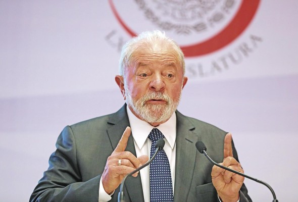 Lula Da Silva fue elegido presidente de Brasil en 2003 y reelegido en 2007. Lula Da Silva fue elegido presidente de Brasil en 2003 y reelegido en 2007.