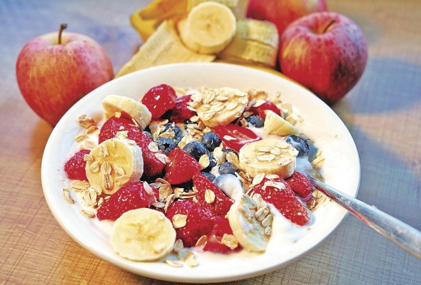La dieta debe incluir proteínas y carbohidratos así como alimentos ricos en vitaminas y minerales. La dieta debe incluir proteínas y carbohidratos así como alimentos ricos en vitaminas y minerales.