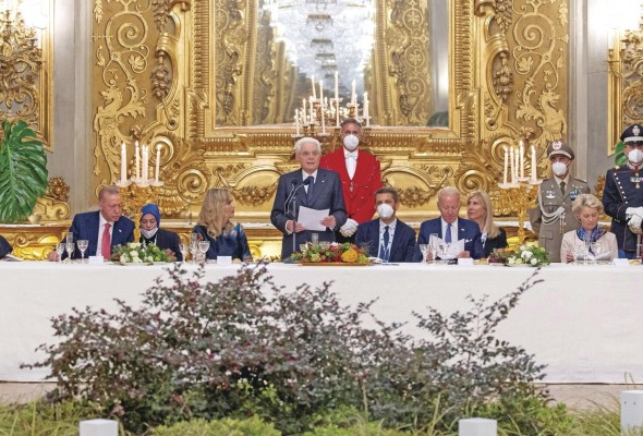 El pacto anunciado ahora llevará a ambos a negociar un nuevo acuerdo comercial global. El pacto anunciado ahora llevará a ambos a negociar un nuevo acuerdo comercial global.
