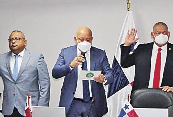 La comisión de Presupuesto fue juramentada por el presidente de la Asamblea Nacional, Crispiano Adames. La comisión de Presupuesto fue juramentada por el presidente de la Asamblea Nacional, Crispiano Adames.