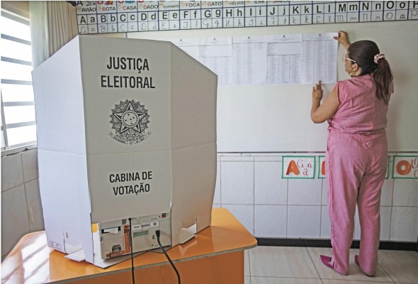 Fotografía de archivo que muestra a una inspectora electoral mientras prepara un puesto de votación, en una escuela de Brasilia (Brasil). Fotografía de archivo que muestra a una inspectora electoral mientras prepara un puesto de votación, en una escuela de Brasilia (Brasil).