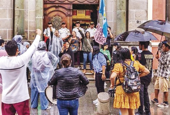 Ciudadanos protestan hoy frente al Tribunal Supremo Electoral contra la medida de suspender los resultados de las elecciones generales, en ciudad de Guatemala. Ciudadanos protestan hoy frente al Tribunal Supremo Electoral contra la medida de suspender los resultados de las elecciones generales, en ciudad de Guatemala.
