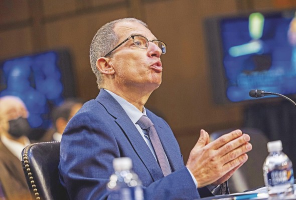 El CEO de Moderna, Stephane Bancel, testifica ante el Comité Senatorial de Salud, Educación, Trabajo y Pensiones sobre la estrategia de precios de la compañía. El CEO de Moderna, Stephane Bancel, testifica ante el Comité Senatorial de Salud, Educación, Trabajo y Pensiones sobre la estrategia de precios de la compañía.