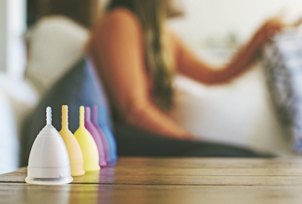 La copa es capaz de retener volúmenes de sangrado menstrual de 5 a 6 veces mayores que el promedio absorbido por un tampón. La copa es capaz de retener volúmenes de sangrado menstrual de 5 a 6 veces mayores que el promedio absorbido por un tampón.