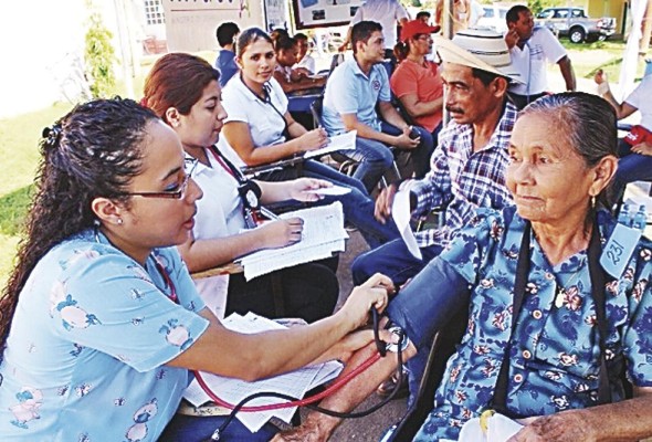 La población mayor de 60 años ha sido la más afectada durante la pandemia. El 50% de esta población no posee acceso a la salud pública en Latinoamérica. La población mayor de 60 años ha sido la más afectada durante la pandemia. El 50% de esta población no posee acceso a la salud pública en Latinoamérica.