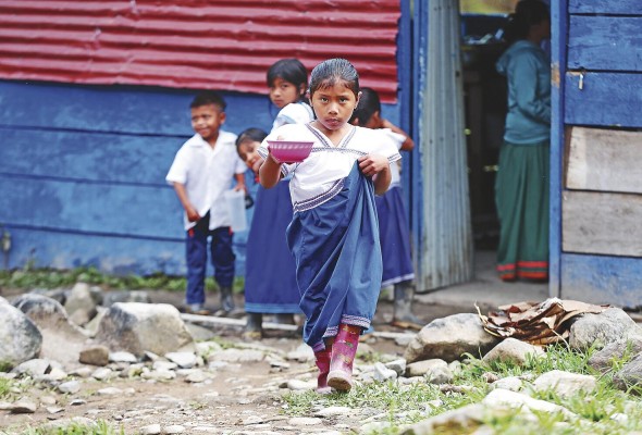 Los niños son alimentados en los centros educativos con crema de maíz. Los niños son alimentados en los centros educativos con crema de maíz.