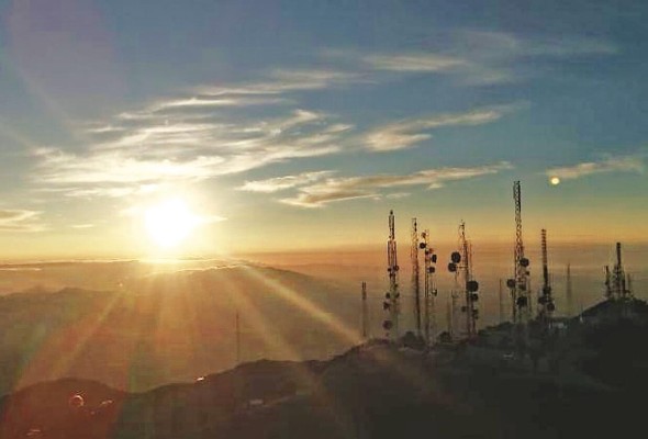 Los turistas pueden acampar en la cima del volcán. Los turistas pueden acampar en la cima del volcán.