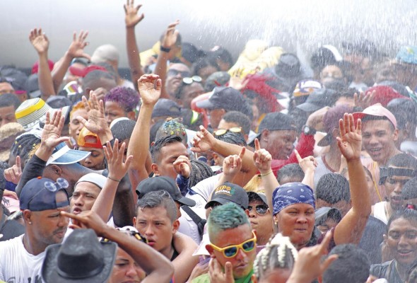 '¡Agua!' es lo que pide la gente. '¡Agua!' es lo que pide la gente.