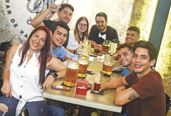 Wayter permite la división de cuentas en mesas con muchas personas, manteniendo un proceso sencillo y seguro para el pago final. Wayter permite la división de cuentas en mesas con muchas personas, manteniendo un proceso sencillo y seguro para el pago final.