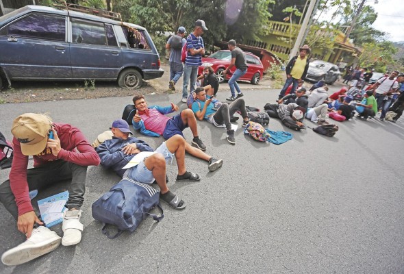 Esperan en la parte guatemalteca a pasar un control aduanero. Esperan en la parte guatemalteca a pasar un control aduanero.