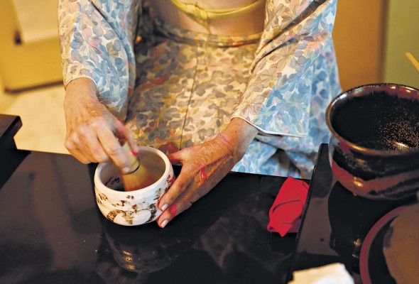El té se bate con una escobilla de bambú El té se bate con una escobilla de bambú