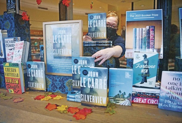 Escaparate con libros de John Le Carré, destaca 'Silverview' Escaparate con libros de John Le Carré, destaca 'Silverview'
