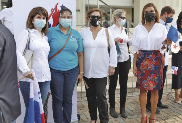 Miembros del movimiento 'Panamá Decide' acudieron ayer a la sede del TE a presentar el memorial. Miembros del movimiento 'Panamá Decide' acudieron ayer a la sede del TE a presentar el memorial.