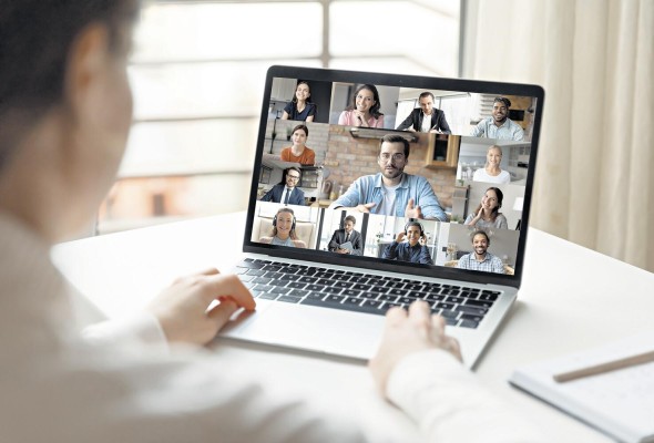 La educación virtual ofrece ventajas como la certificación por instituciones extranjeras y costos más bajos. La educación virtual ofrece ventajas como la certificación por instituciones extranjeras y costos más bajos.