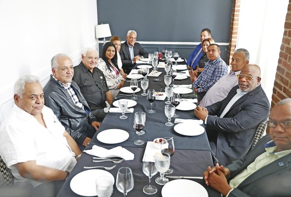 Los líderes de partidos políticos se reunieron para abordar temas nacionales. Los líderes de partidos políticos se reunieron para abordar temas nacionales.