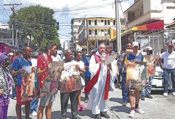 Vía Crucis con personas en situación de calle. Vía Crucis con personas en situación de calle.