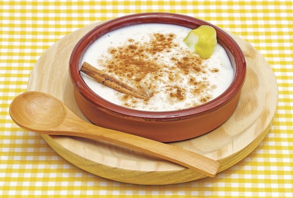 Arroz con leche y canela. Arroz con leche y canela.