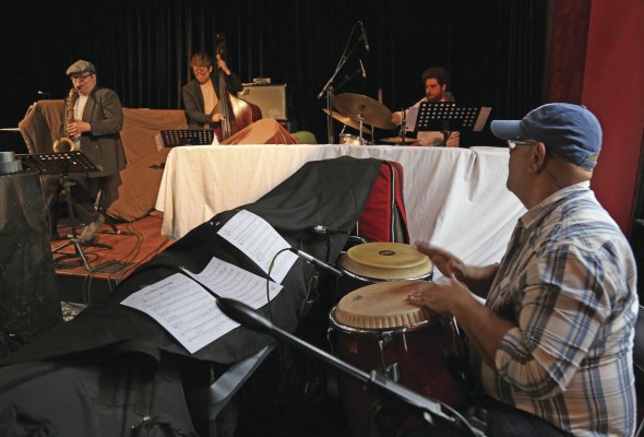 Óscar Cruz, en la percusión Óscar Cruz, en la percusión