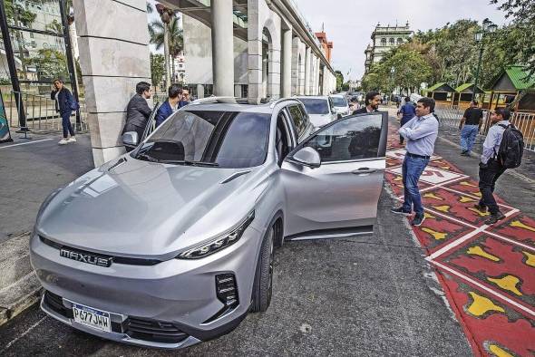 Carros eléctricos estacionados en la ciudad de Guatemala. Carros eléctricos estacionados en la ciudad de Guatemala.
