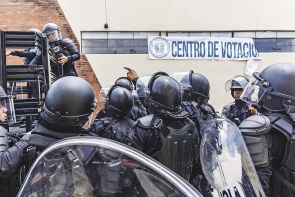 Policías acordonan el centro de votación de San José del Golfo, en el departamento de Guatemala (Guatemala), el pasado 25 de junio de 2023. Policías acordonan el centro de votación de San José del Golfo, en el departamento de Guatemala (Guatemala), el pasado 25 de junio de 2023.