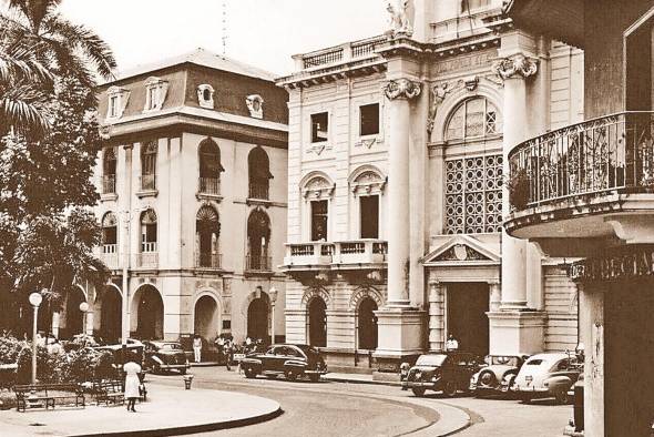 La biblioteca pública de Colón, inaugurada en 1892, funcionó en la planta baja del edificio del Consejo Municipal hasta su cierre en 1941. La biblioteca pública de Colón, inaugurada en 1892, funcionó en la planta baja del edificio del Consejo Municipal hasta su cierre en 1941.