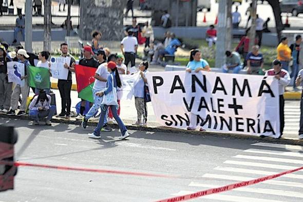 Durante el proceso de instalación del nuevo periodo legislativo, se realizaron diversas protestas en las inmediaciones de la Asamblea Nacional. Durante el proceso de instalación del nuevo periodo legislativo, se realizaron diversas protestas en las inmediaciones de la Asamblea Nacional.