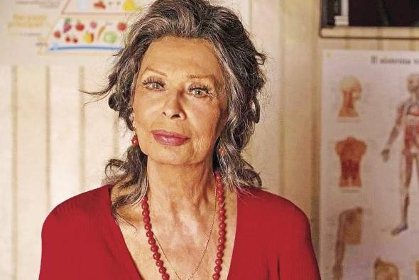 La reconocida actriz Sophia Loren regresa al frente del lente de la cámara a sus 86 años, para dar vida a madame Rosa con un estilo característico de vulnerabilidad y emoción cruda. La reconocida actriz Sophia Loren regresa al frente del lente de la cámara a sus 86 años, para dar vida a madame Rosa con un estilo característico de vulnerabilidad y emoción cruda.