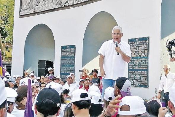 Tras postularse en la sede de la Fundación Arias Madrid, en Ancón, Blandón pronunció un discurso ante un nutrido grupo de seguidores. Tras postularse en la sede de la Fundación Arias Madrid, en Ancón, Blandón pronunció un discurso ante un nutrido grupo de seguidores.
