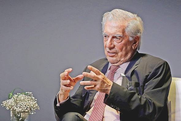 Fotografía de archivo donde aparece el escritor peruano Mario Vargas Llosa durante una conferencia en Guadalajara, estado de Jalisco (México). Fotografía de archivo donde aparece el escritor peruano Mario Vargas Llosa durante una conferencia en Guadalajara, estado de Jalisco (México).