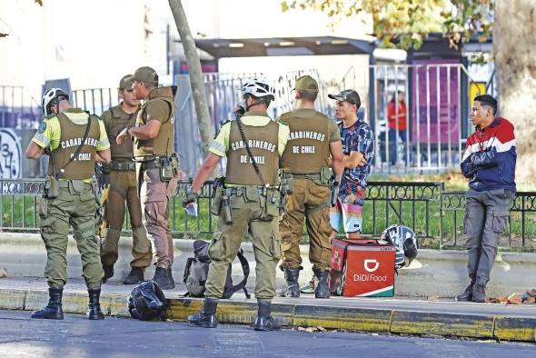 Carabineros requisan a ciudadanos, el 10 de abril de 2023, en Santiago (Chile). Carabineros requisan a ciudadanos, el 10 de abril de 2023, en Santiago (Chile).