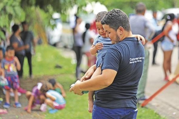 Un niño y su padre, en el albergue de Viejo Veranillo. Un niño y su padre, en el albergue de Viejo Veranillo.