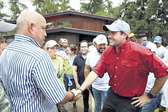 Adames y Carrizo se saludan en Coclesito. Adames y Carrizo se saludan en Coclesito.