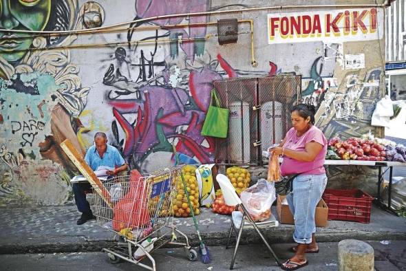 Una persona vende frutas en un puesto improvisado en la avenida Central, ciudad de Panamá. Una persona vende frutas en un puesto improvisado en la avenida Central, ciudad de Panamá.